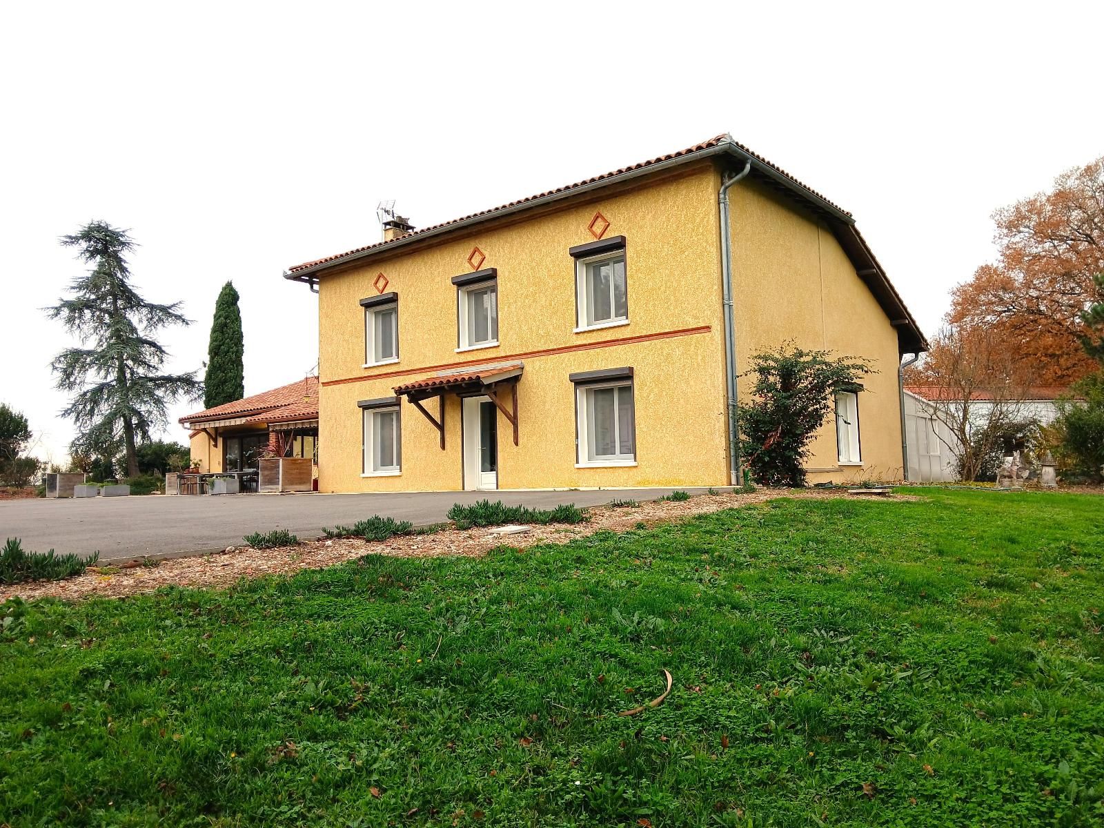 Maison en Vente à St-sulpice-la-pointe / 16 pièces 446m2